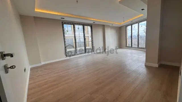 Remax Anı 'dan Çengelköy 'de Geniş Ve Ferah Satılık 4+1 Daire 3