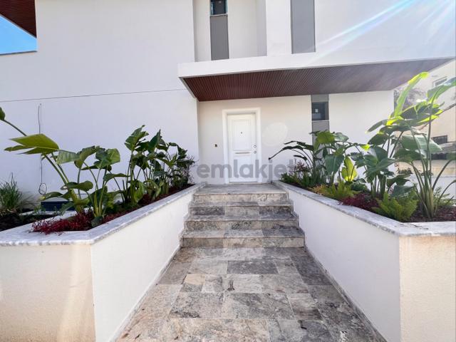 Marmaris Kemeraltı'da Satılık 4+1 Sıfır İkiz Müstakil Şık Villa 3