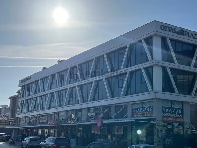 Şehir Merkezi Plazada Tam Donanımlı Modern Eşyalı Kiralık Ofis 2