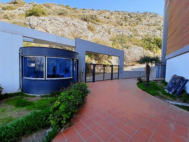Kuşadası'nda Güvenlikli Havuzlu Sitede Bahçe Katı Daire 2