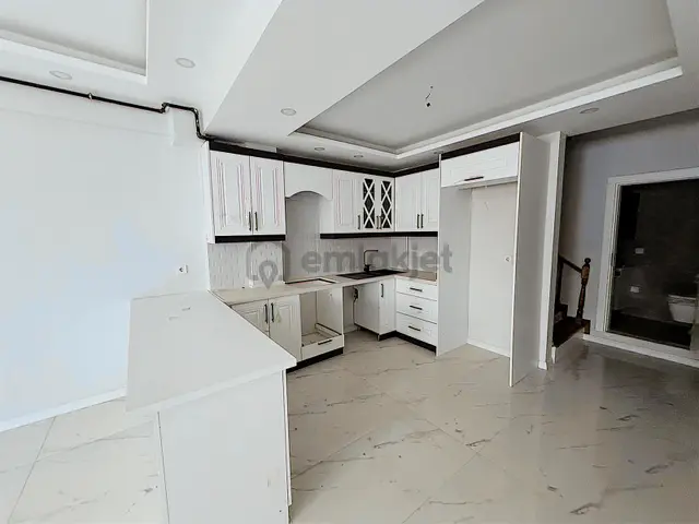 Çiğli Uğur Mumcu Mahallesi'nde 210 M2 Satılık Tripleks 3