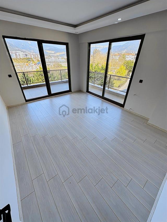Göksu Parkı Üzerinde Çay Ve Deniz Manzaralı 3+1 Satılık Daire 4