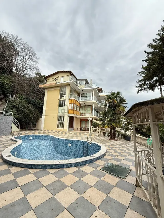 Emirgan'da Sahile Yakın Boğaz Manzaralı Satılık Köşk 2