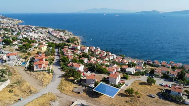 Yenı Foça'da Sahıle Yakın Deniz Manzaralı 335 M2 Satılık Arsa. 1