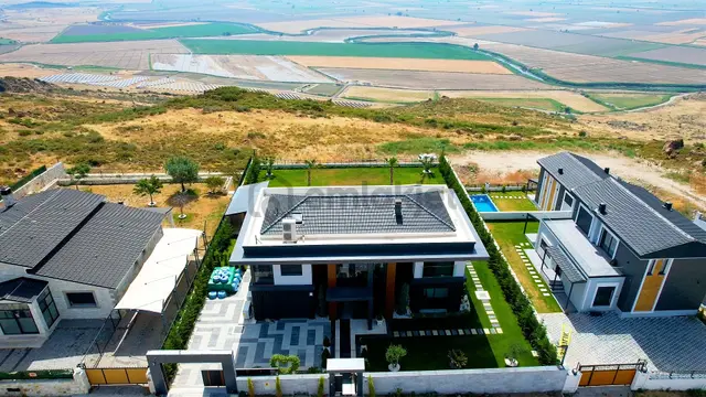 İzmir Foça'da Geniş Arsalı Havuzlu Şık Müstakil Villa 3