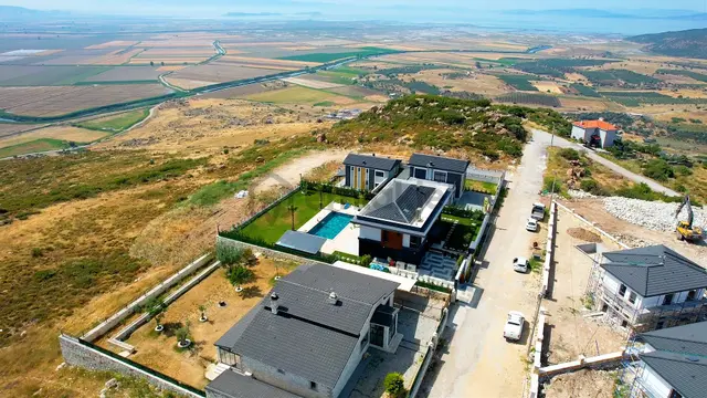 İzmir Foça'da Geniş Arsalı Havuzlu Şık Müstakil Villa 4