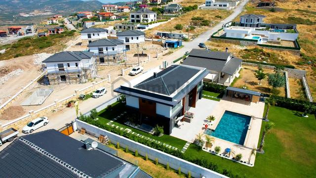 İzmir Foça'da Geniş Arsalı Havuzlu Şık Müstakil Villa 5