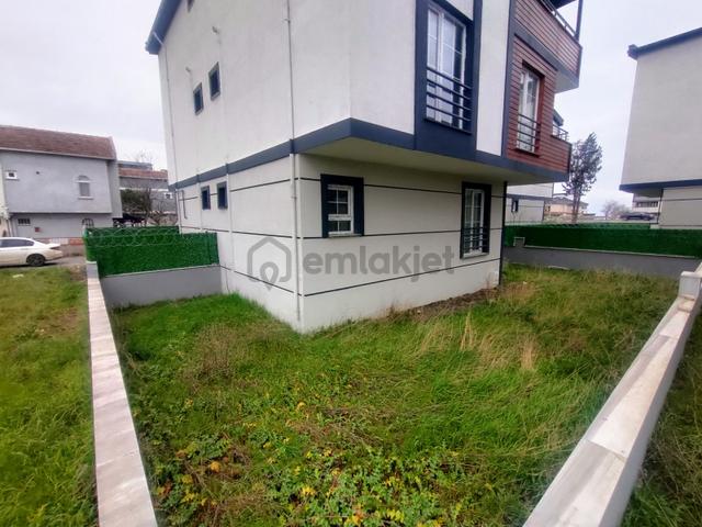 Kartallar'dan Plaja 250mt Mesafede Büyük Ve Geniş Odalı Yazlık. 3