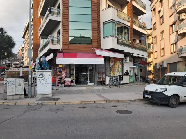 İzmir Karşıyaka Şemikler Meydanında Kiralık Dükkan İzmir Karşıyaka Şemikler Meydanında Kiralık Dükkan