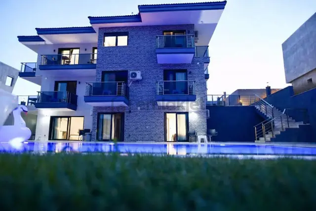 Çeşme Merkeze Ve Plaja Yakın Satılık Havuzlu Otel 4