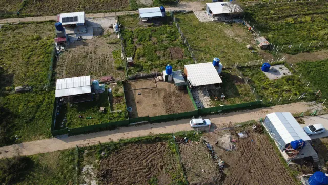 Çıtakta 213m2 İçerisinde Konteyner Bulunan Tarla 2