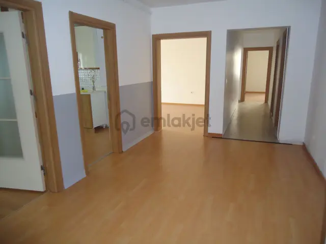 Krc'den Merkezi Konumda Satılık 4+1 Daire 4