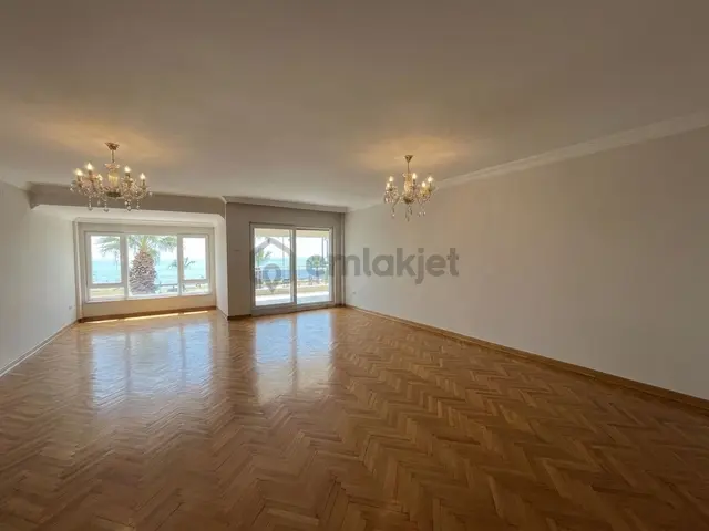 Bostanlı Sahil'de Kiralık Büyük Daire Deniz Manzaralı Otoparklı 3