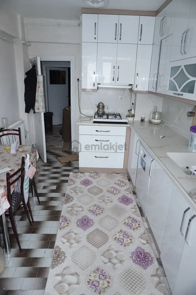 Akçay Emlak'tan Akşehir Stadyum Civarında Bakımlı Satılık 3+1 Daire 3