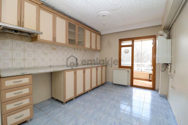 Akif'ten Topçu'da Ön Cephe Köşebaşı Kilerli 3+1 Satılık Daire 4