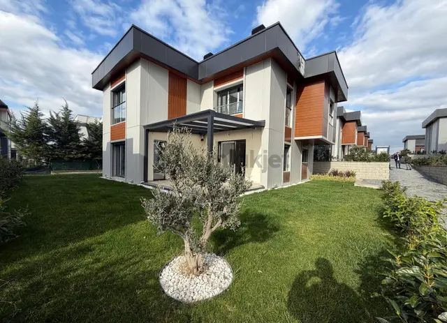 Süleymanpaşa’da-havuzlu-lüks Ve Sıfır-asansörlü Tripleks Villa 1