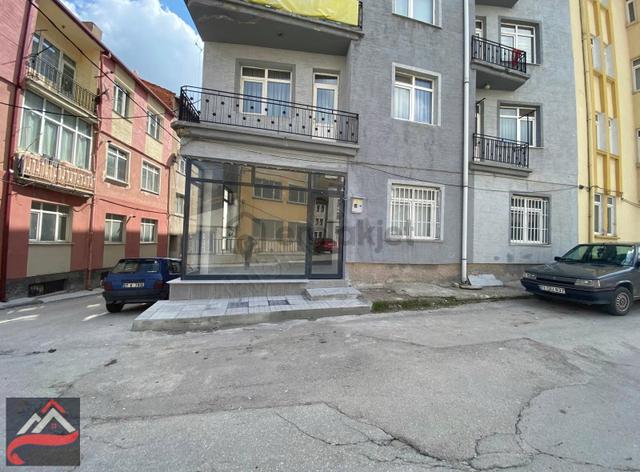 Deniz Yiğit'ten Lalahüseyin Paşa Mahallesinde Bakımlı Dükkan 5
