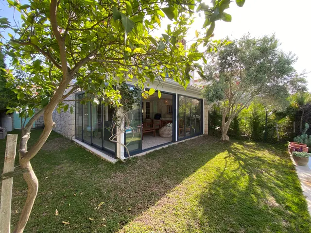 Alaçatı Hacımemiş'de Kiralık Müstakil Havuzlu Müstakil 4+1 Lüks Taş Villa 4