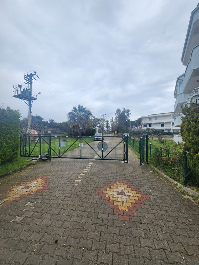 Badavut’ta Deniz Manzaralı, Havuzlu Site İçerisinde Geniş Balkonlu Prestijli 2+1 Daire