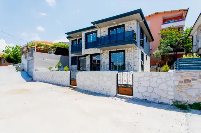 Foça Kazım Dirik Mah. Merkezi Konumda Satılık 1+1 Daire 2