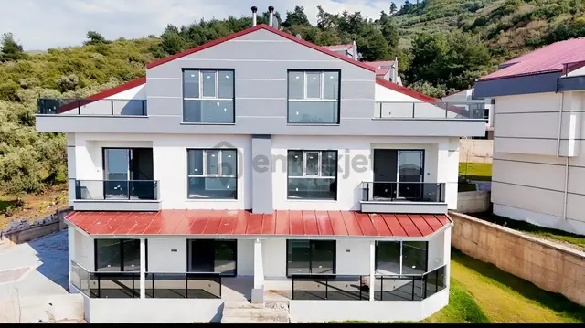 Gemlik Kurşunlu'da Eşsiz Deniz Manzaralı En Ön Köşe Konum Villa 1