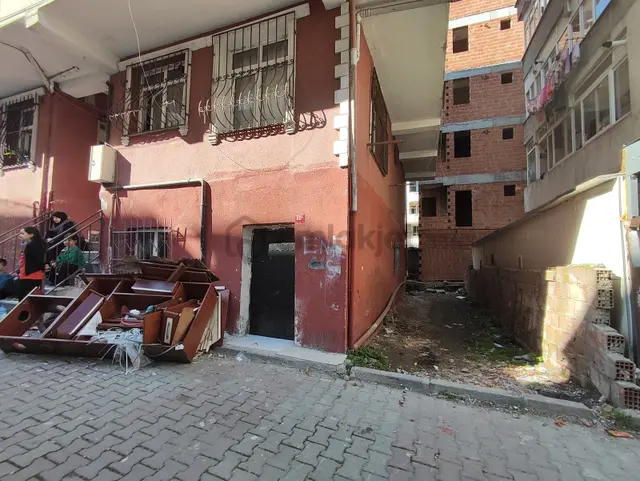 Gazi Mahallesinde Satılık Kombili Cam Korkuluklu 2+1 Bahçekat 2