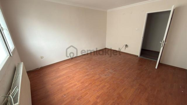 Evka-4 Son Durak’ta Deniz Manzaralı, Otoparklı, Doğalgazlı Bakımlı 2+1 Ara Kat Daire 5