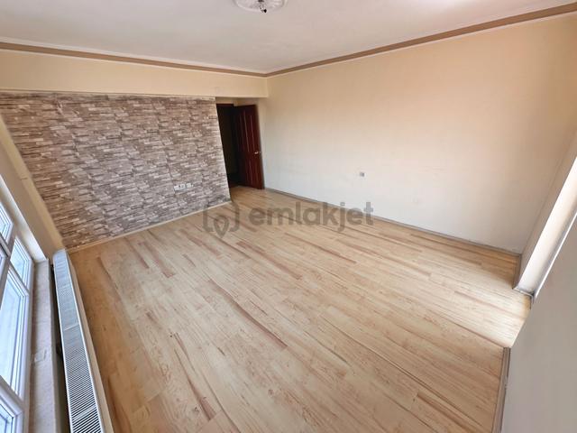 Mutlu Cadde Yakını Ara Katta Manzaralı Çift Balkonlu 2+1 Satılık 4