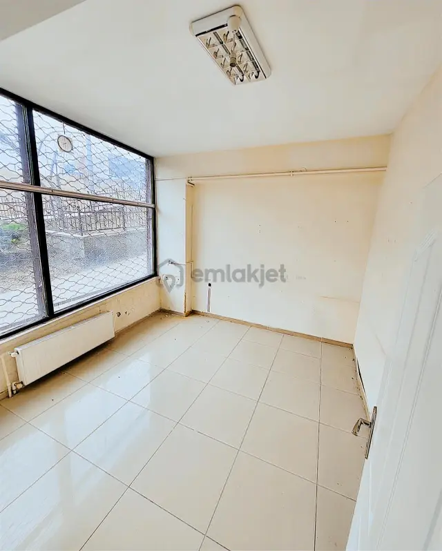 Krc'den Gazneli Mahmut Caddesi Üzerinde Kurumsala Uygun 200 M² 2
