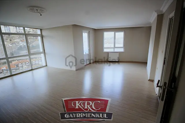 Krc'den Merkezi Konumda Manzaralı Lüks Sitede 4+1 Satılık Daire 1