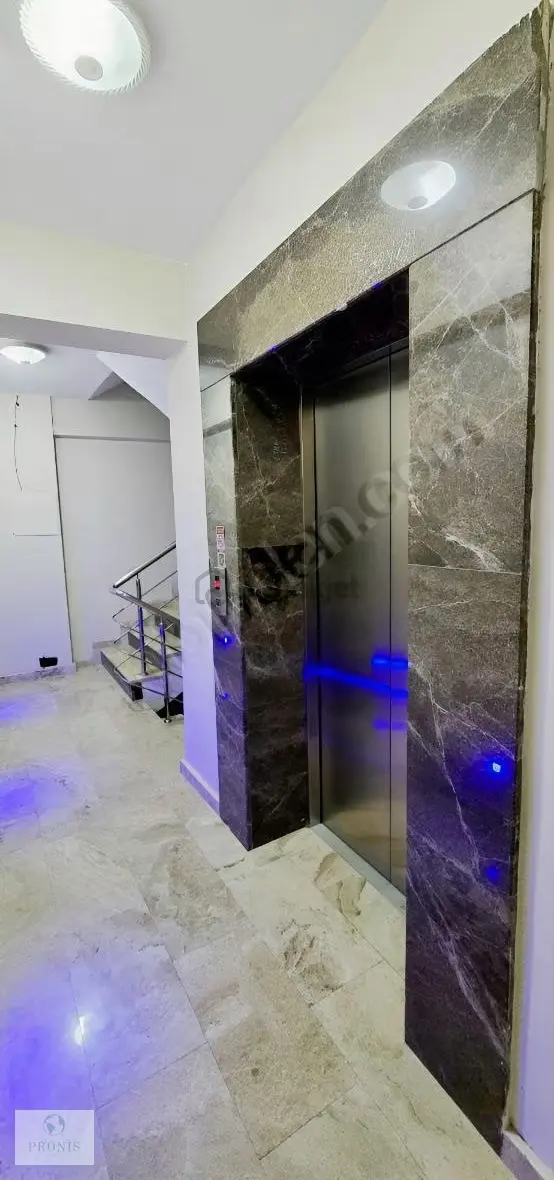 Menderes Merkezde Balkonlu Ferah Ofis Belediye/bankalara Komşu 3