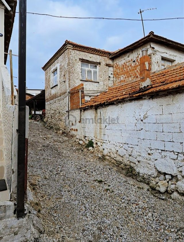 Foça Gerenköyde Acil Satılık Köy Evi