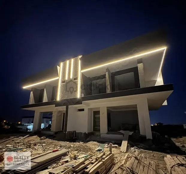 Kemerağzında Vatandaşlığa Uygun, Müstakil Havuzlu Lüks 4+1 Villa