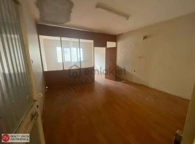 Ünalan'da Ayazma Caddesi Üzeri Kiralık Dükkan - Metroya 5 Dk 2