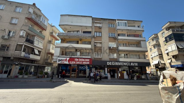 Şirinyer Menderes Caddesinde 3+1 Doğalgazlı İzbanve Metroya 3 Dk Şirinyer Menderes Caddesinde 3+1 Doğalgazlı İzbanve Metroya 3 Dk