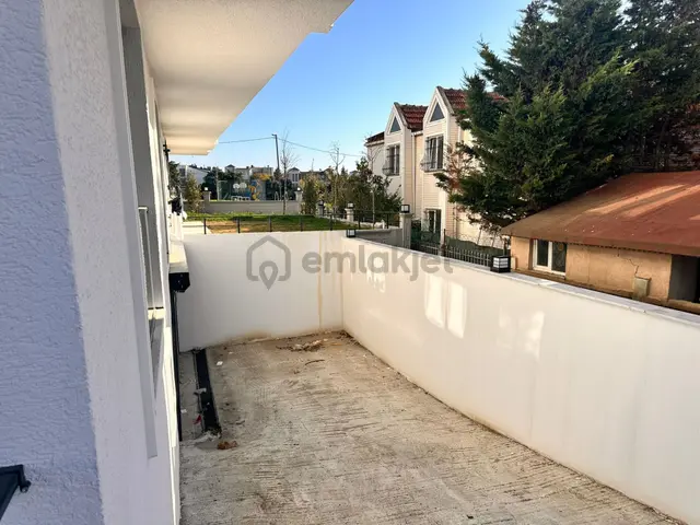 Büyükçekmece Celaliyede Satılık Bahçeli Giriş Kat 4