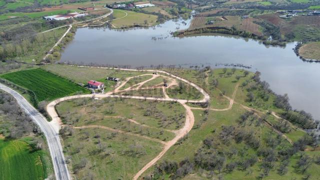 Eşme Üç Eylül Mahallesi’nde Baraj Manzaralı, 7663 M² Yatırımlık Tarla 5