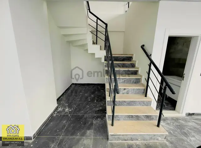 İzmit Sapphire Plaza'da 98m2 Kurumsala Kiralık Prestijli Mağaza 2