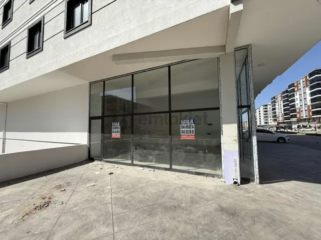 Yağmur Emlaktan Kiralık Üç Cepheli Harika Konumlu 170 M2 Dükkan 2