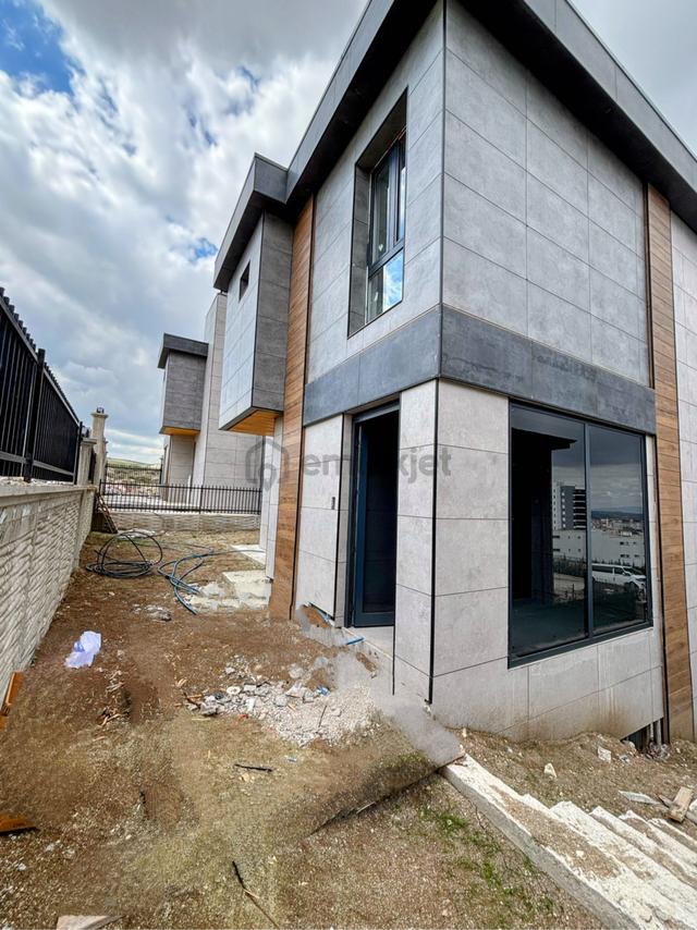 Ankara Bağlıca Satılık Geniş Bahçeli Asansörlü Sıfır Lüks Villa 4