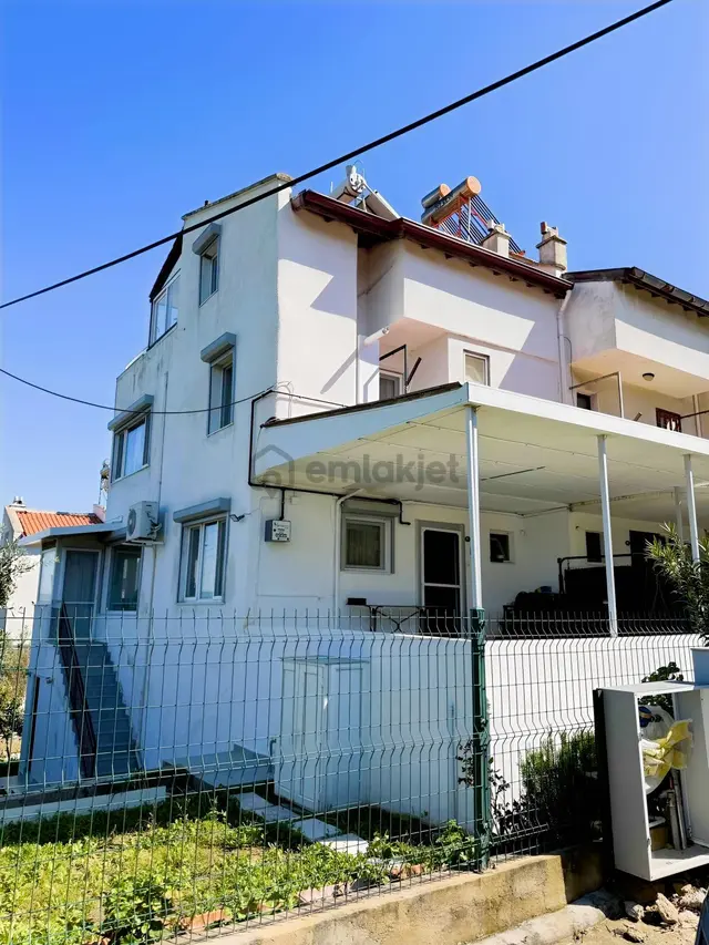 Sığacıkta Deniz Manzaralı Tripleks Bahçeli Villa 1