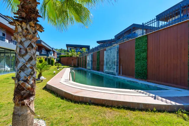 Kuşadası Karaoavada Avm'ler Bölgesinde 3+1 Geniş Bahçeli Havuzlu Sitede Fırsat Villa 2