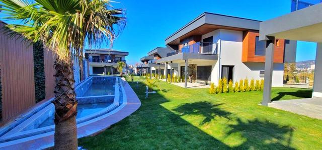 Kuşadası Karaoavada Avm'ler Bölgesinde 3+1 Geniş Bahçeli Havuzlu Sitede Fırsat Villa 5