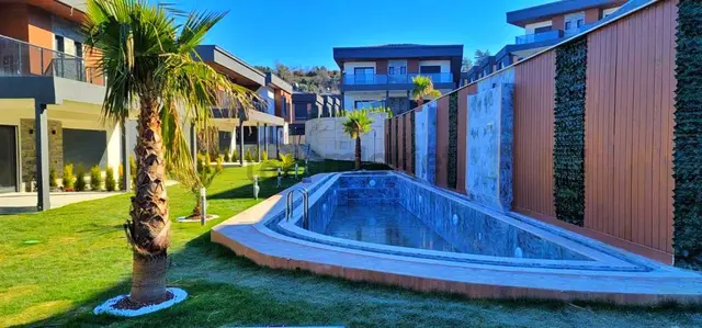 Kuşadası Karaoavada Avm'ler Bölgesinde 3+1 Geniş Bahçeli Havuzlu Sitede Fırsat Villa 3