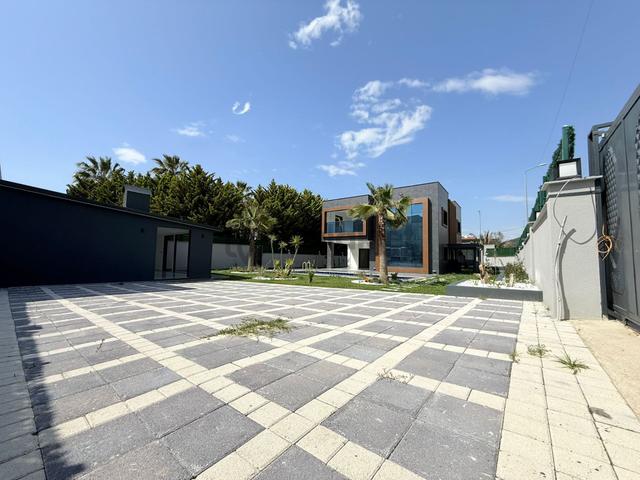 Kuşadası'nda Satılık-sahıle Yakın-özel Havuz-otopark-750 M2-bahçe-kombi-ultra Lüx Tamamı Müstakil 3