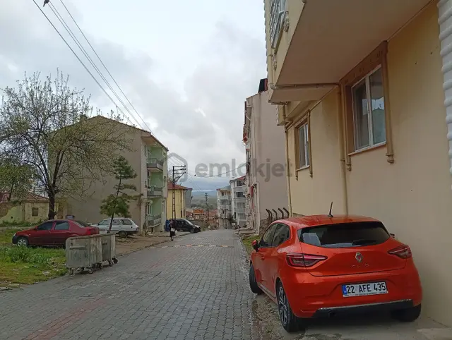 Kıyıkta Caddeye Yakın, Masrafsız, Ara Kat 2+1 Daire 3