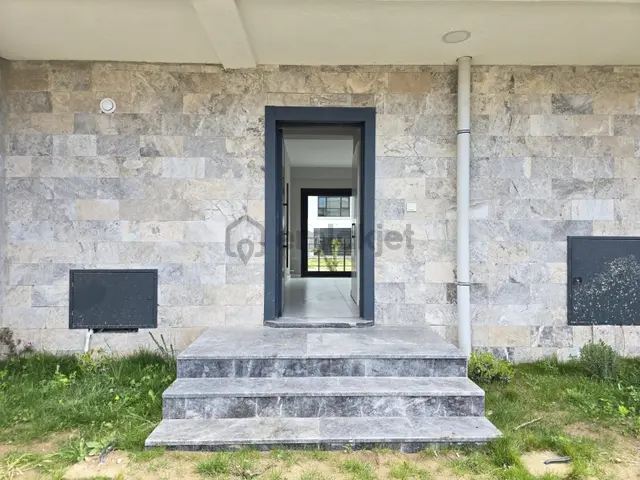 Ayvalık Altınova'da Havuzlu Sitede Satılık 2+1 Villa 2