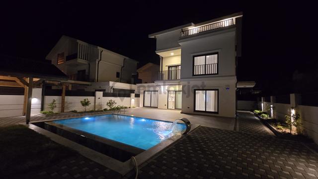 Stop'tan Sahil Kordona Yakın Kiralık Havuzlu Lüx Villa 1