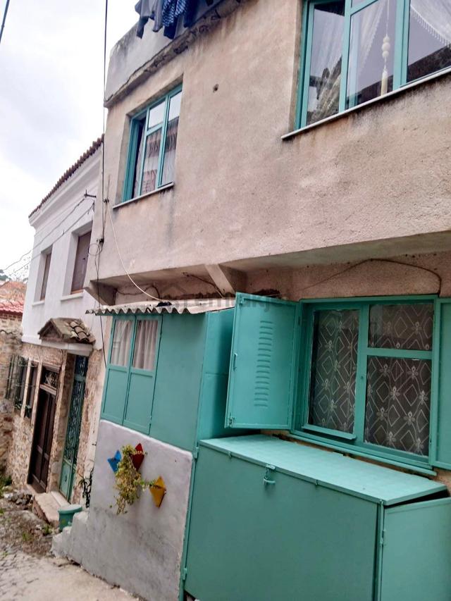 Ayvalık Merkez'de Teraslı 2 Katlı 2+1 Müstakil Kagir Evi 1