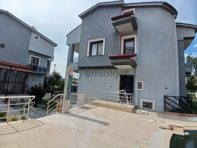 Site İçi Tam Müstakil Geniş Bahçeli 3+1 Yıllık Kiralık Villa 3